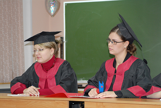 23 ноября на факультете иностранных языков прошло открытое занятие в группе 4ЛДТ (преподаватель – Стырина Елена Вячеславовна, кандидат филологических наук, доцент кафедры романо-германских языков). Занятие проходило на английском языке в форме судебного заседания, участниками которого были сказочные персонажи.
