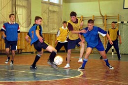 студенты играют в футбол