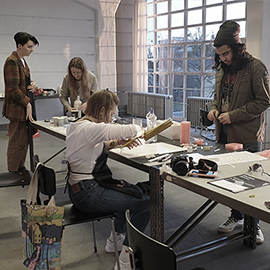 Студенты колледжа дизайна о поездке в Bauhaus Студенты колледжа дизайна о поездке в Bauhaus