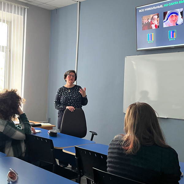 Первокурсники колледжа маркетинга изучают архетипы бренда Первокурсники колледжа маркетинга изучают архетипы бренда