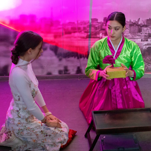 Первокурсники представили спектакль на корейском языке Первокурсники представили спектакль на корейском языке