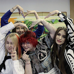 Студенты исследовали минхва – традиционную живопись Кореи Студенты исследовали минхва – традиционную живопись Кореи