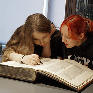 Журналисты и издатели на выставке «Вселенная Гутенберга» Журналисты и издатели на выставке «Вселенная Гутенберга»