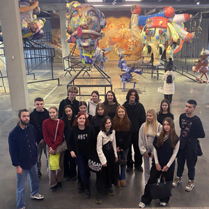 Студенты на экскурсии в Музее современного искусства «Гараж» Студенты на экскурсии в Музее современного искусства «Гараж»