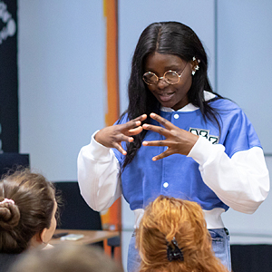 Лингвисты познакомились с носителем языка Сарой Андерсон Лингвисты познакомились с носителем языка Сарой Андерсон