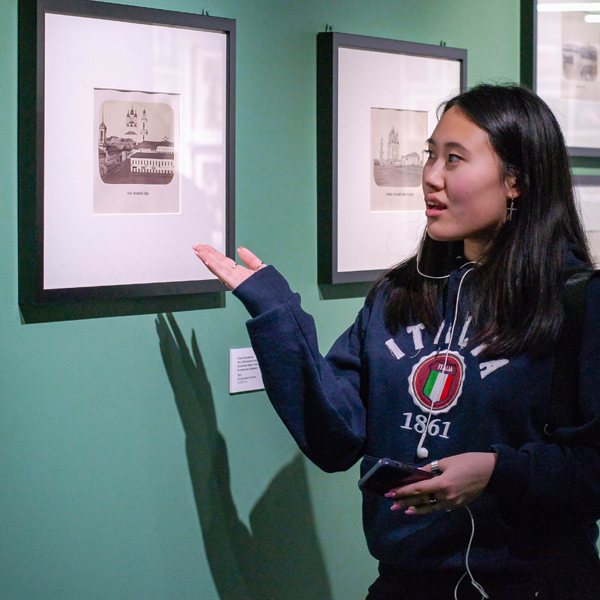 Выездное занятие в Béton: студенты на выставке «Шедевры ранней фотографии» Выездное занятие в Béton: студенты на выставке «Шедевры ранней фотографии»