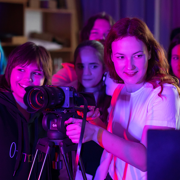 Студенты колледжа фотографии практикуются в видеосъёмке Студенты колледжа фотографии практикуются в видеосъёмке