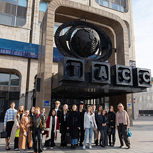 Студенты в роли корреспондентов на мероприятии ТАСС Студенты в роли корреспондентов на мероприятии ТАСС