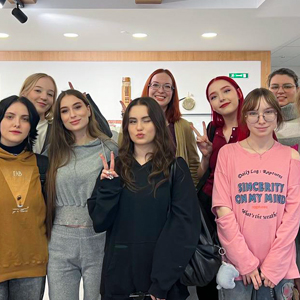 Студенты на лекции о пхунсу в Корейском культурном центре Студенты на лекции о пхунсу в Корейском культурном центре