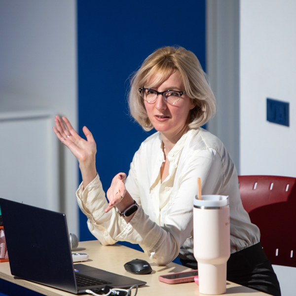 Open talk с Юлией Ждановой «Творчество в эпоху застоя» Open talk с Юлией Ждановой «Творчество в эпоху застоя»